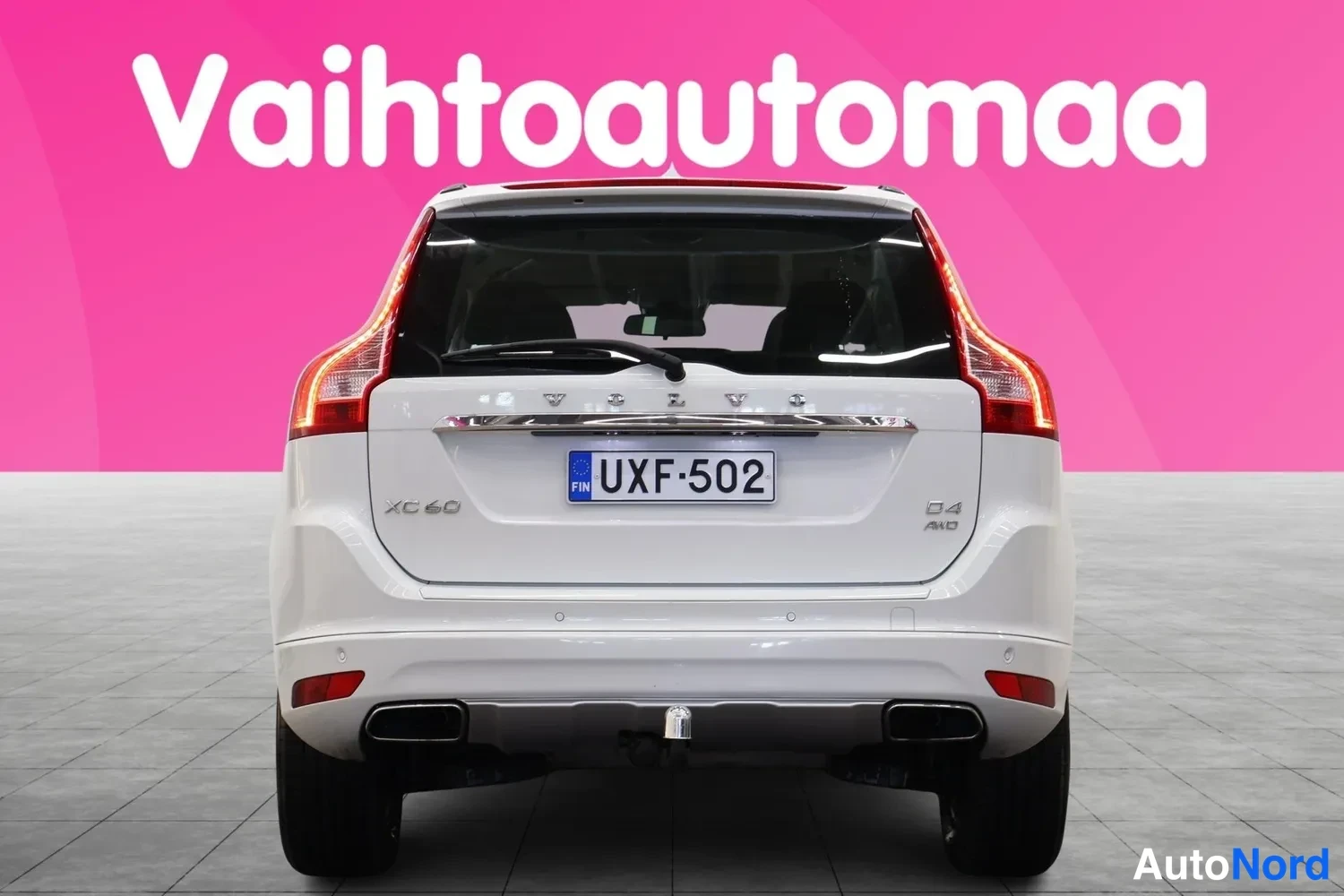 Takaa: Valkoisen auton takanäkymä suoraan perästä, rekisteritunnus, Vahtoautomaa-tausta.