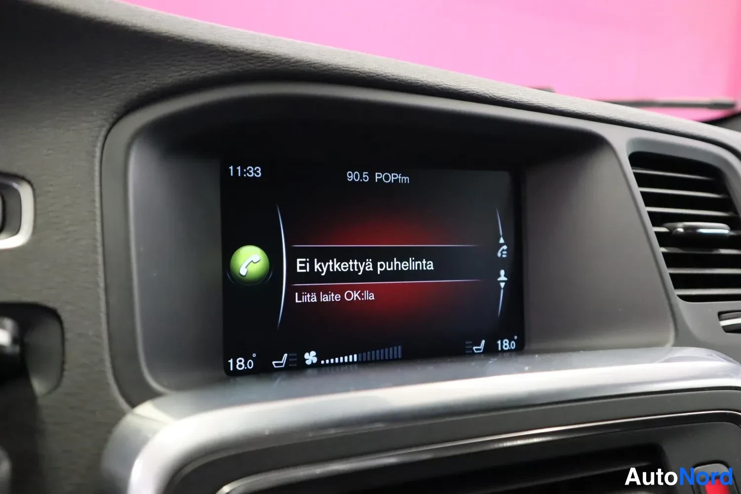 Yksityiskohta: Auton kojelaudan infotainment-näyttö puhelinvalikossa: Ei kytkettyä puhelinta, Liitä laite OK:lla.