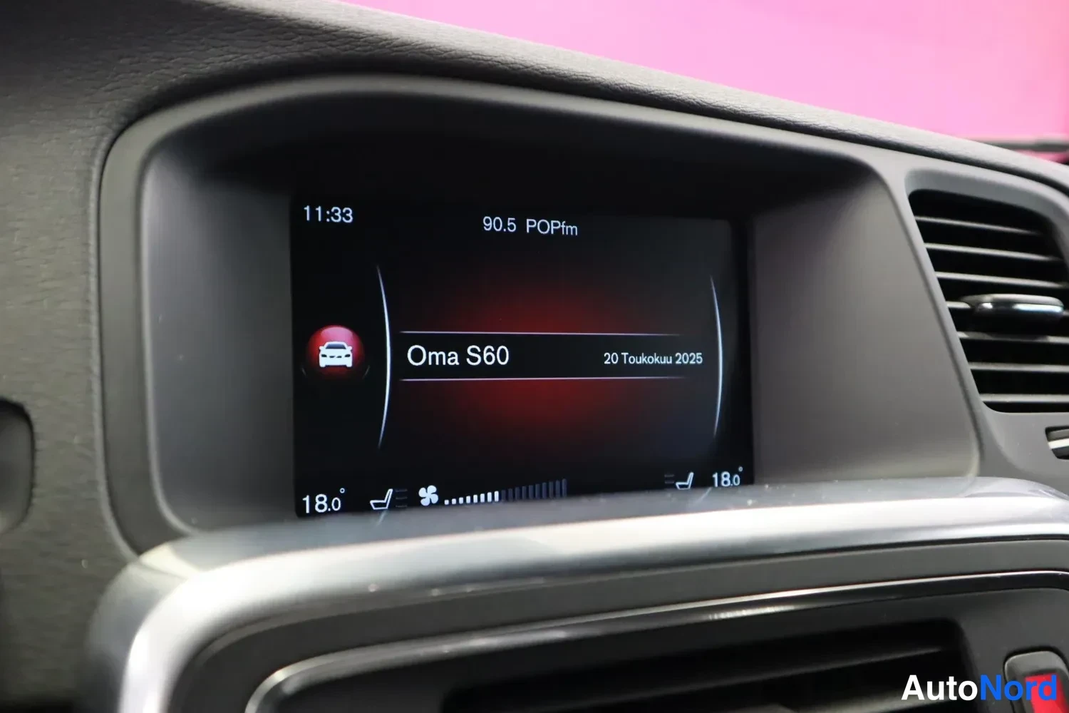 Yksityiskohta: Auton kojelaudan infotainment-näyttö, jolla radio 90.5 POPfm ja valinta Oma S60 pvm 20 Toukokuu 2025.