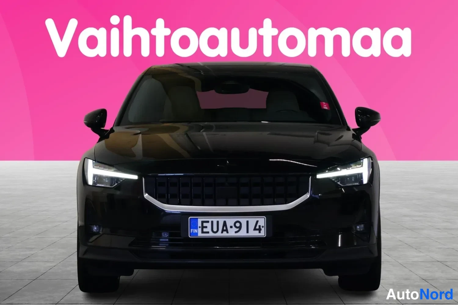 Edestä: Mustan Polestar 2:n suora etukuva, rekisteri.