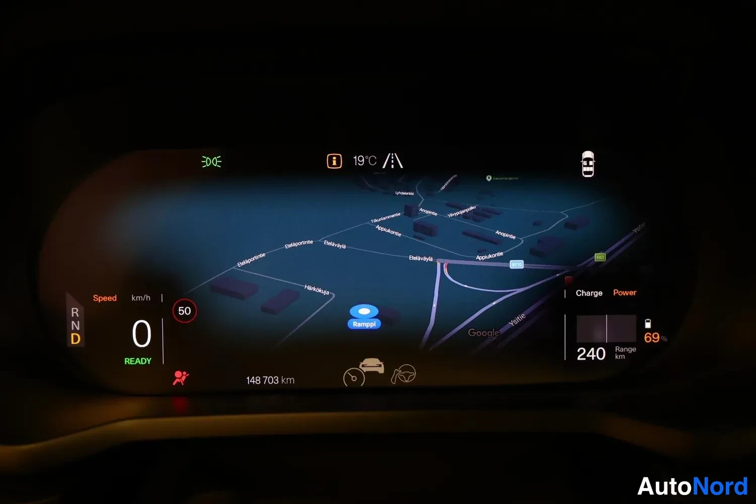 Muu: Kojelautanäytön näkymä: nopeus 0 km/h, D-vaihde READY-merkinnällä, navigointikartta ja lataustieto Charge 240 km, Power 69 %, 19 °C, 148 703 km.