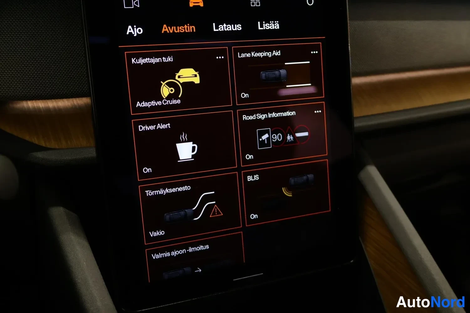Muu: Näytön Avustin-valikko: Adaptive Cruise, Lane Keeping Aid On, Driver Alert On, Road Sign Information On, Törmäksenesto Vakio ja BLIS On.