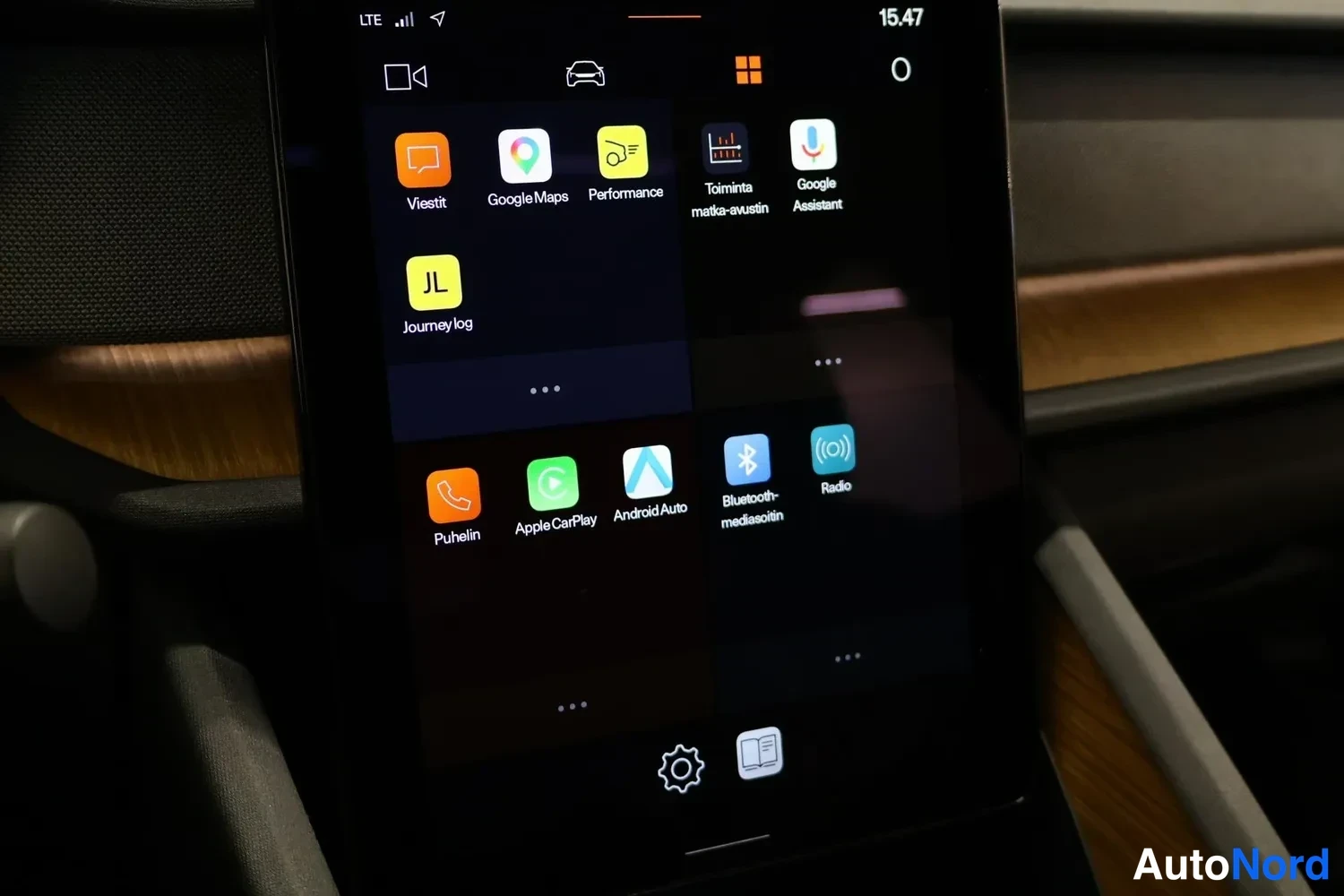 Muu: Infotainment-näytön sovellusvalikko: Viestit, Google Maps, Performance, Toiminta matka-avustin, Google Assistant, Journey log, Puhelin, Apple CarPlay, Android A