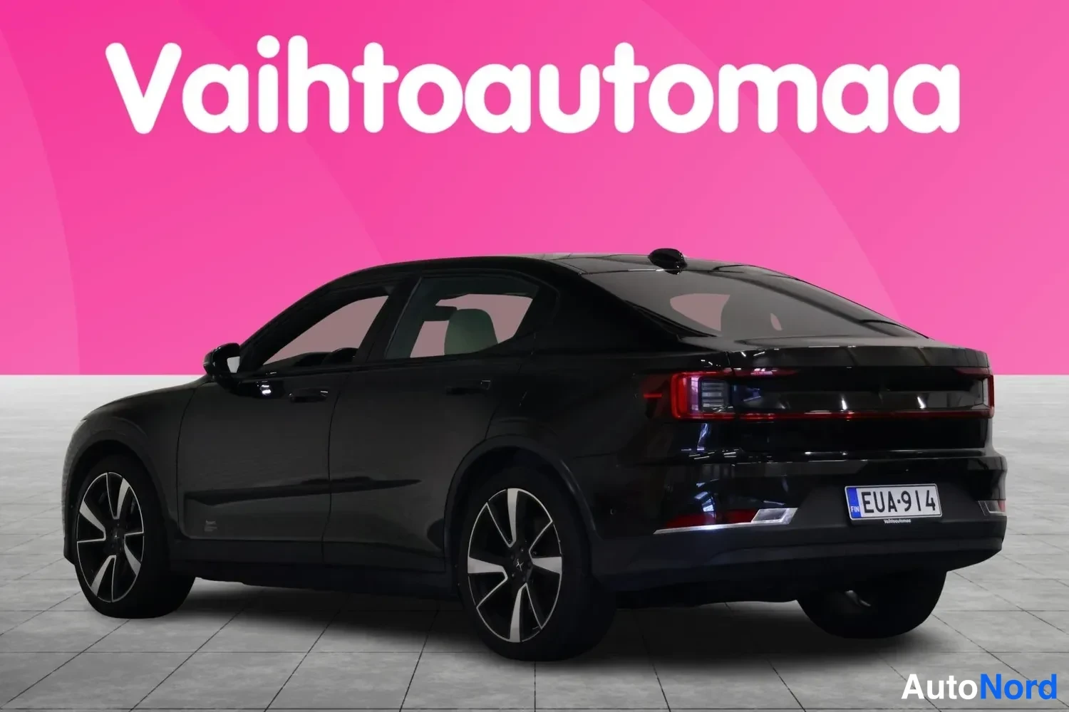Takaviisto: Mustan Polestar 2:n takakulman kuva, jossa näkyvät takavalot, rekisterikilpi ja vasen sivu.