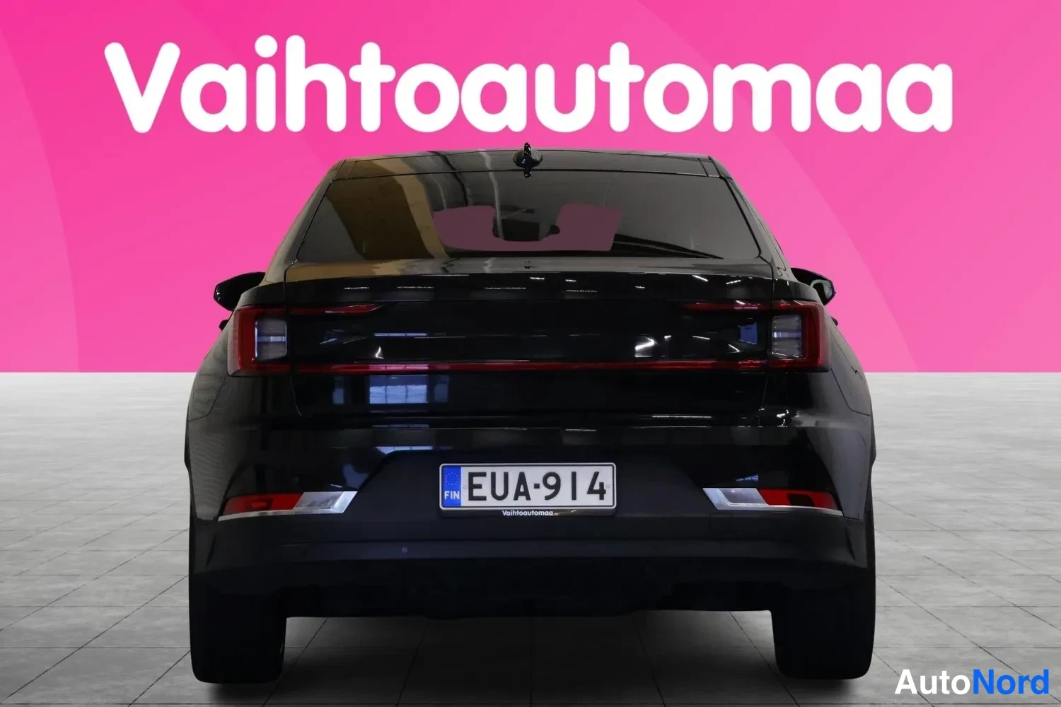 Takaa: Mustan Polestar 2:n takaosa suoraan takaa; näkyvät takavalot, takalokasuojat ja rekisterikilpi.