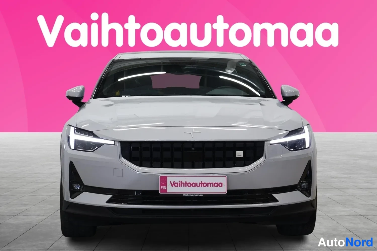 Edestä: Polestar 2, vaalijäähkän värinen sedan suoraan edestä