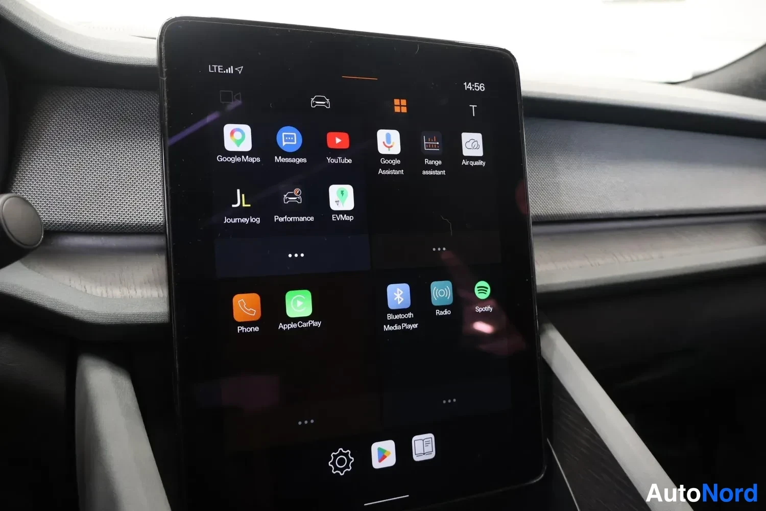 Yksityiskohta: Kojeiston kosketusnäyttö sovellusvalikossa: mm. Google Maps, YouTube, Apple CarPlay, Spotify ja Radio; kello 14:56.