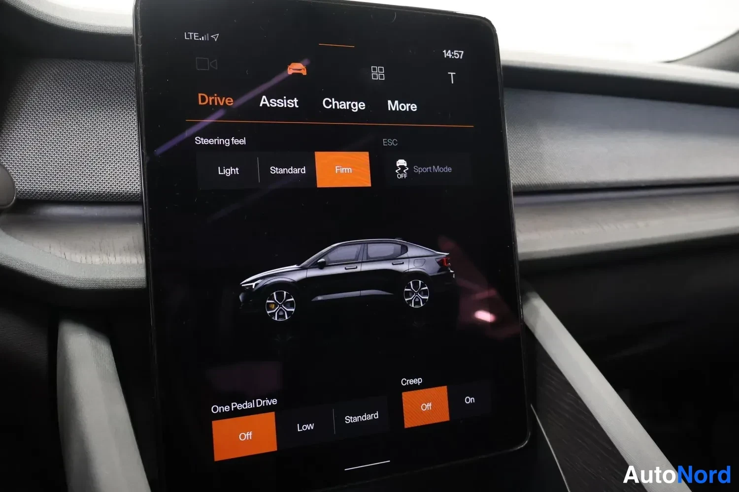 Muu: Auton kosketusnäyttö, jossa ajoympäristön asetusvalikko: yläreunassa tekstit 'Drive', 'Assist', 'Charge' ja 'More' sekä valinnat Steering feel (Light, Standard,