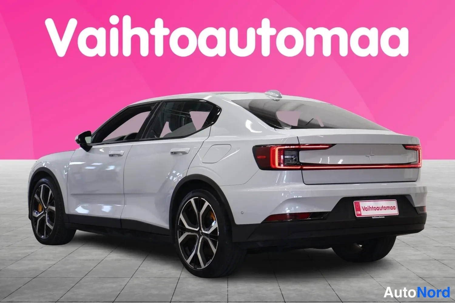 Takaviisto: Polestar 2, vaalijäähkän värinen sedan takaosat viistosti oikealta