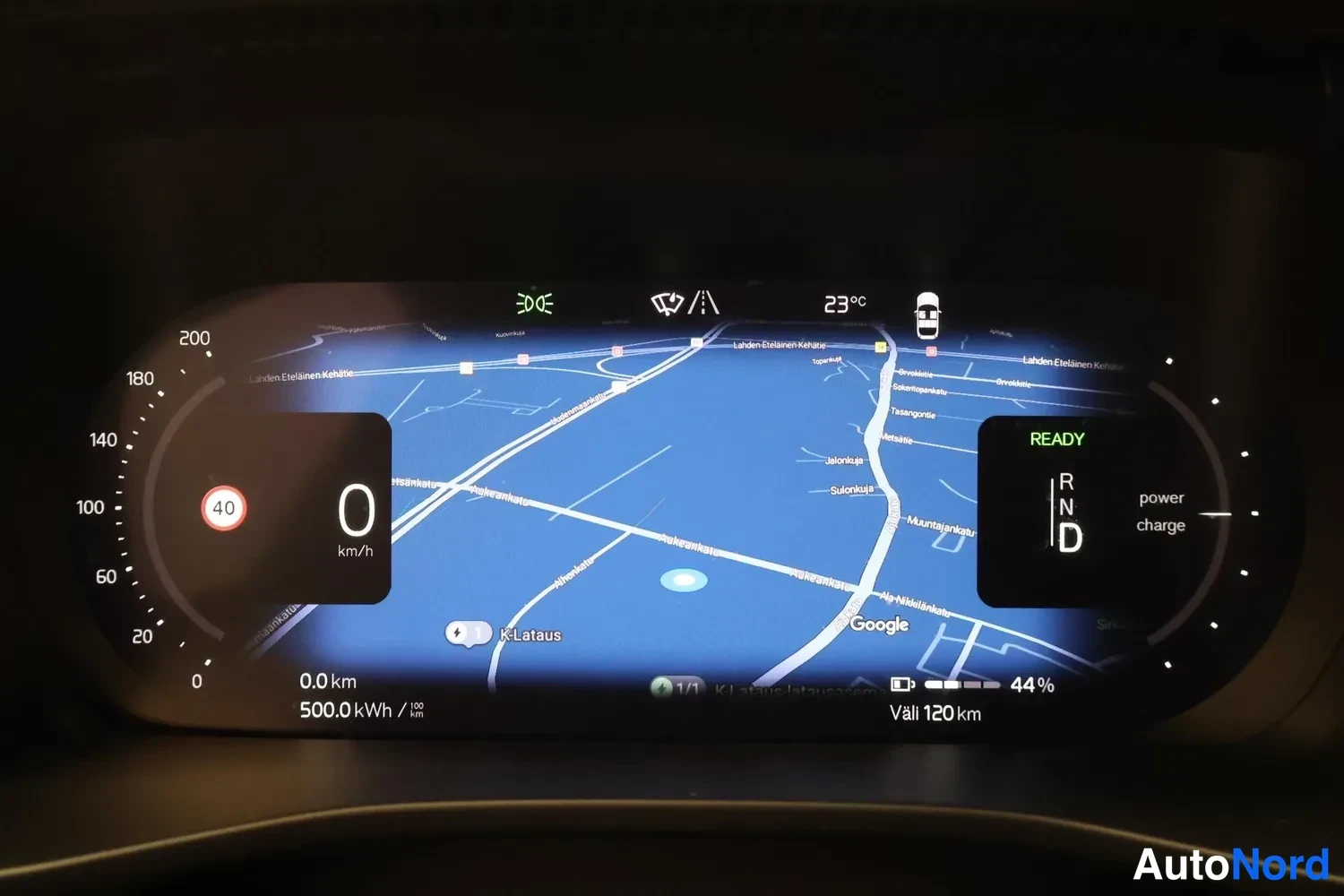 Muu: Digitaalinen kuljettajanäyttö, joka näyttää 0 km/h nopeuden, kartan, akun varauksen 44 % ja toimintasäteen 120 km, READY-tila.