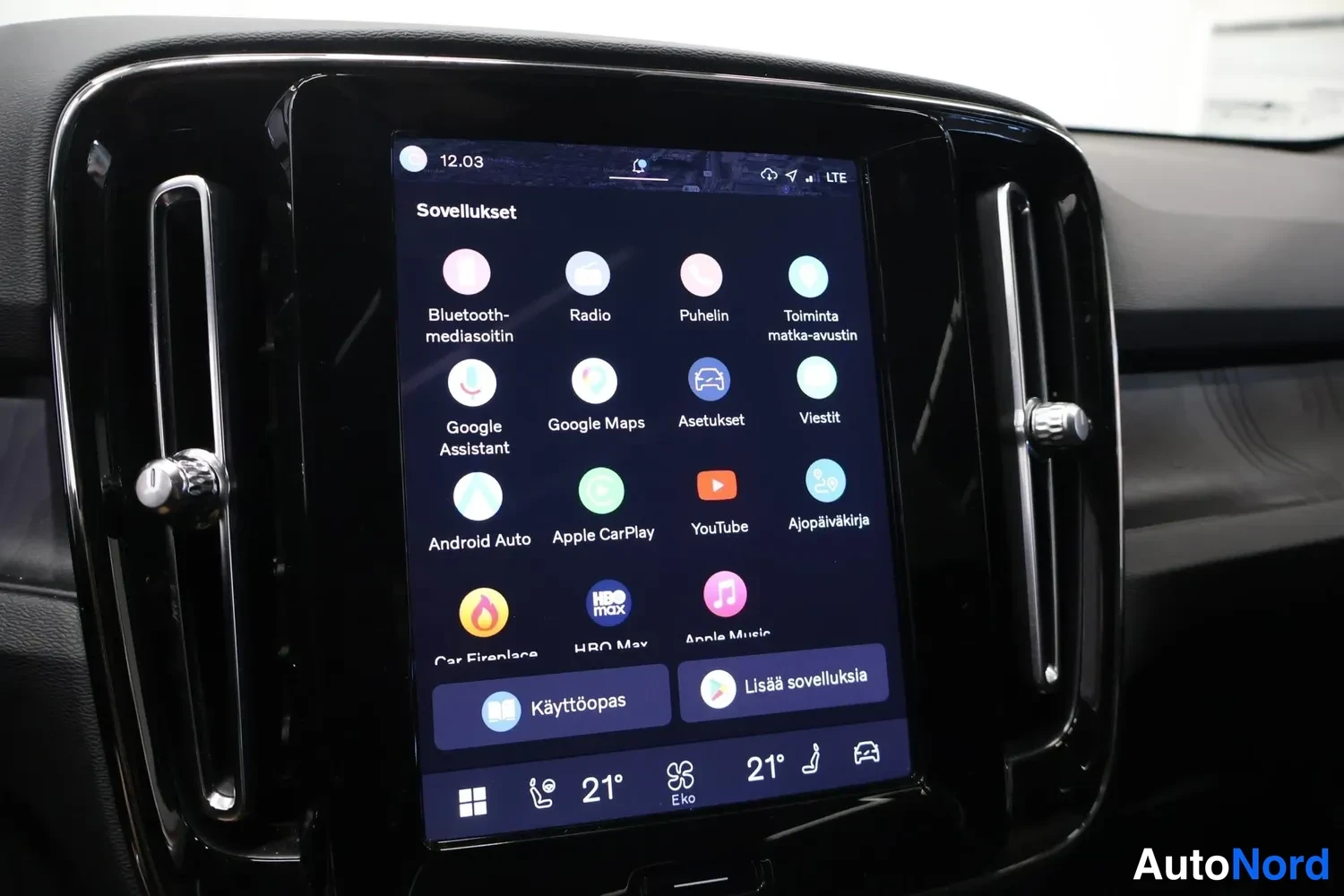 Muu: Keskinäytön Sovellukset-näkymä, jossa mm. Bluetooth-mediasoitin, Radio, Google Maps, Android Auto, Apple CarPlay, YouTube ja HBO Max.