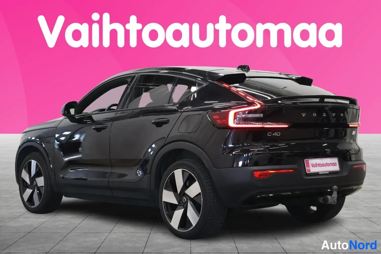 Takaviisto: Musta Volvo C40 taka kolmasosan kuvakulmasta, C40-merkintä takaluukussa ja Vaihtoautomaan kilpi.