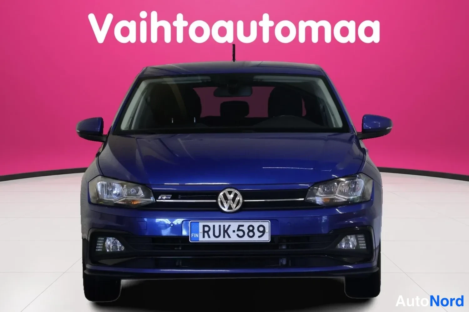 Edestä: Sininen Volkswagen Poli suoraan edestä, rekisterimerkki.