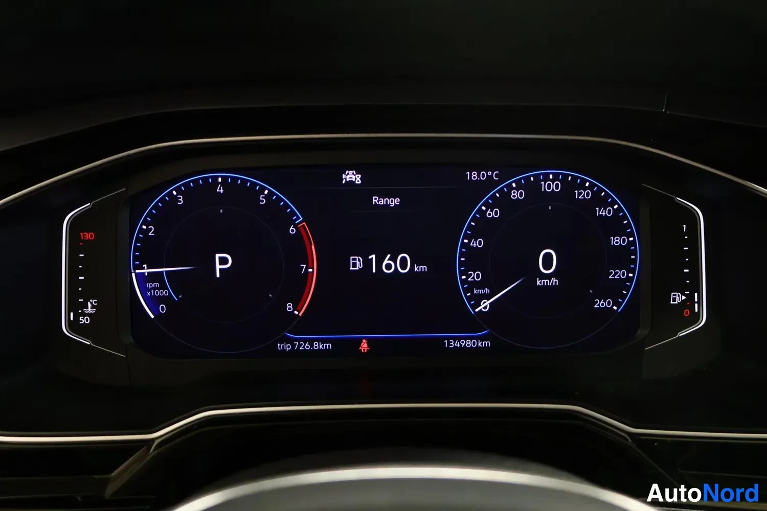 Muu: Volkswagenin digitaalinen mittaristo, jonka näytöllä on nopeusmittari (0 km/h), kierrosmittari, vaihdelaatikon P-merkintä, koko matka 134980 km, matkuri 726,8 k