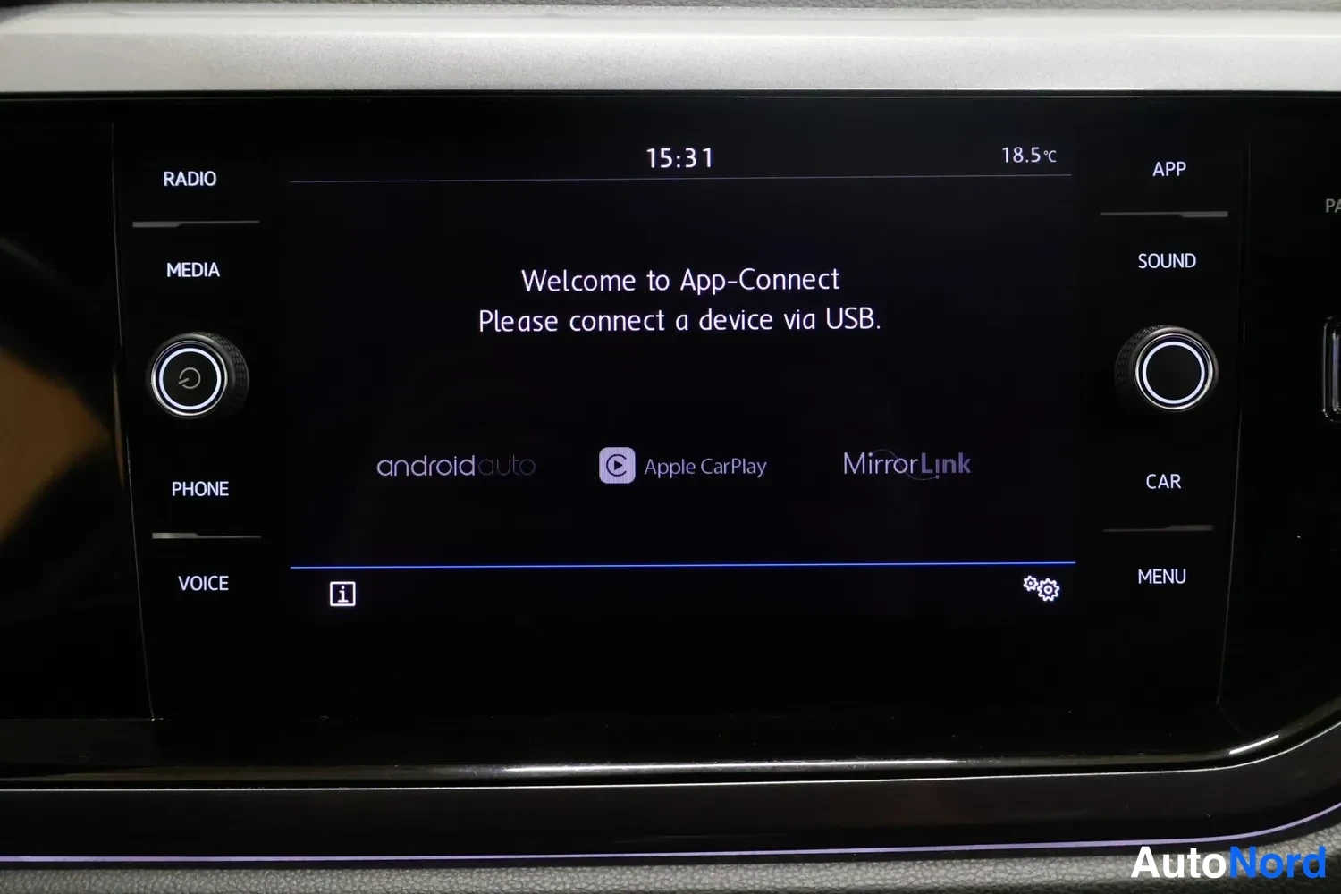 Muu: Volkswagenin infotainment-näyttö, jossa App-Connect -tervetuloruutu ja Apple CarPlay-, Android Auto- ja MirrorLink-valinnat.