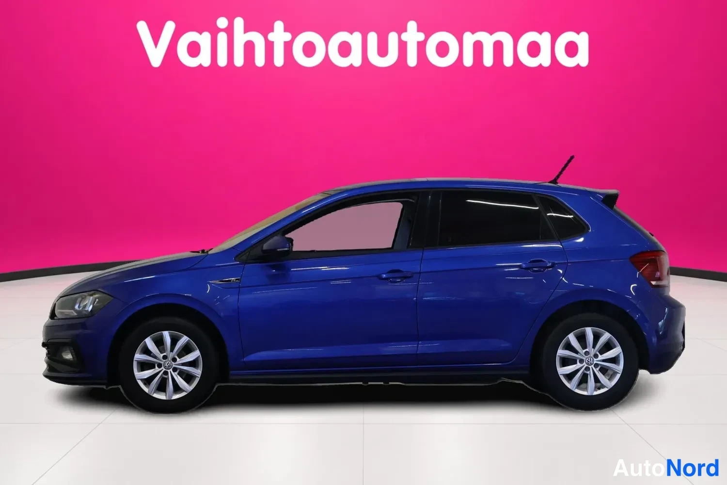 Sivulta: Sininen Volkswagen Poli sivusta profiilissa.