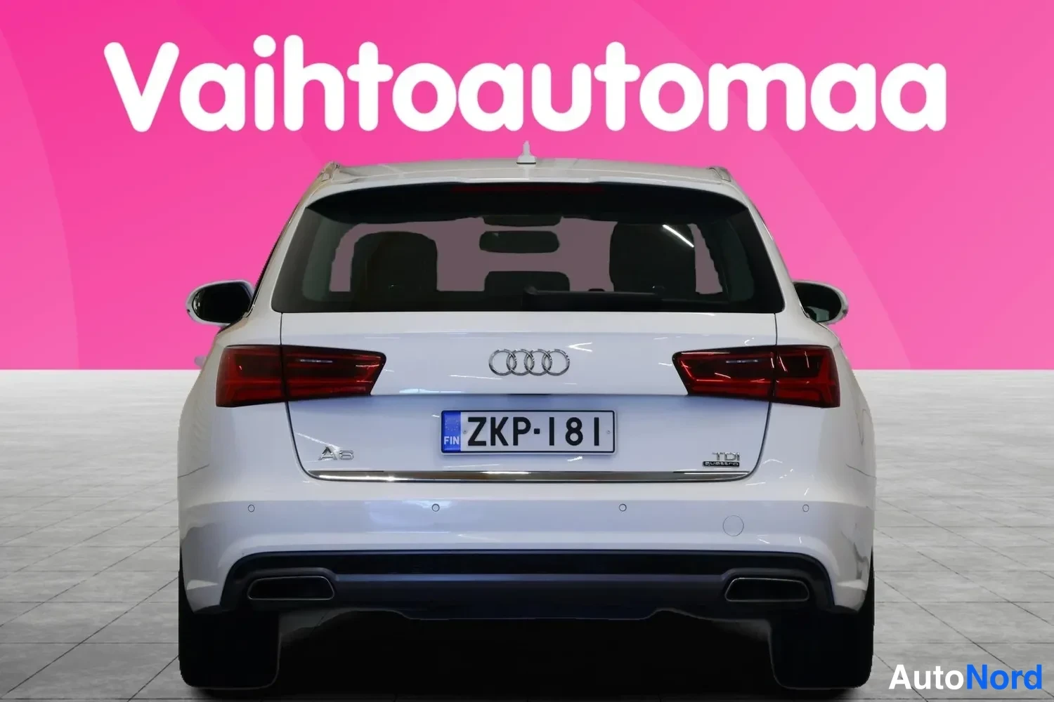 Takaa: Valkoisen Audi A6 Avant -farmarin takaosa suoraan takaa