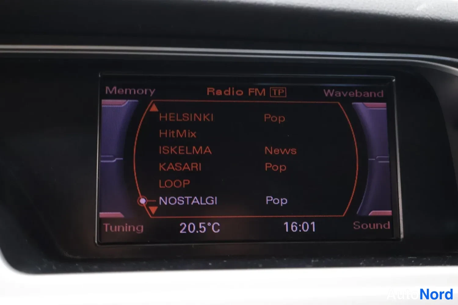 Yksityiskohta: Autoradion näyttö, Radio FM TP, kanavalista HELSINKI, HitMix, ISKELMA, KASARI, LOOP, NOSTALGI, lämpötila 20,5 °C, kello 16:01.