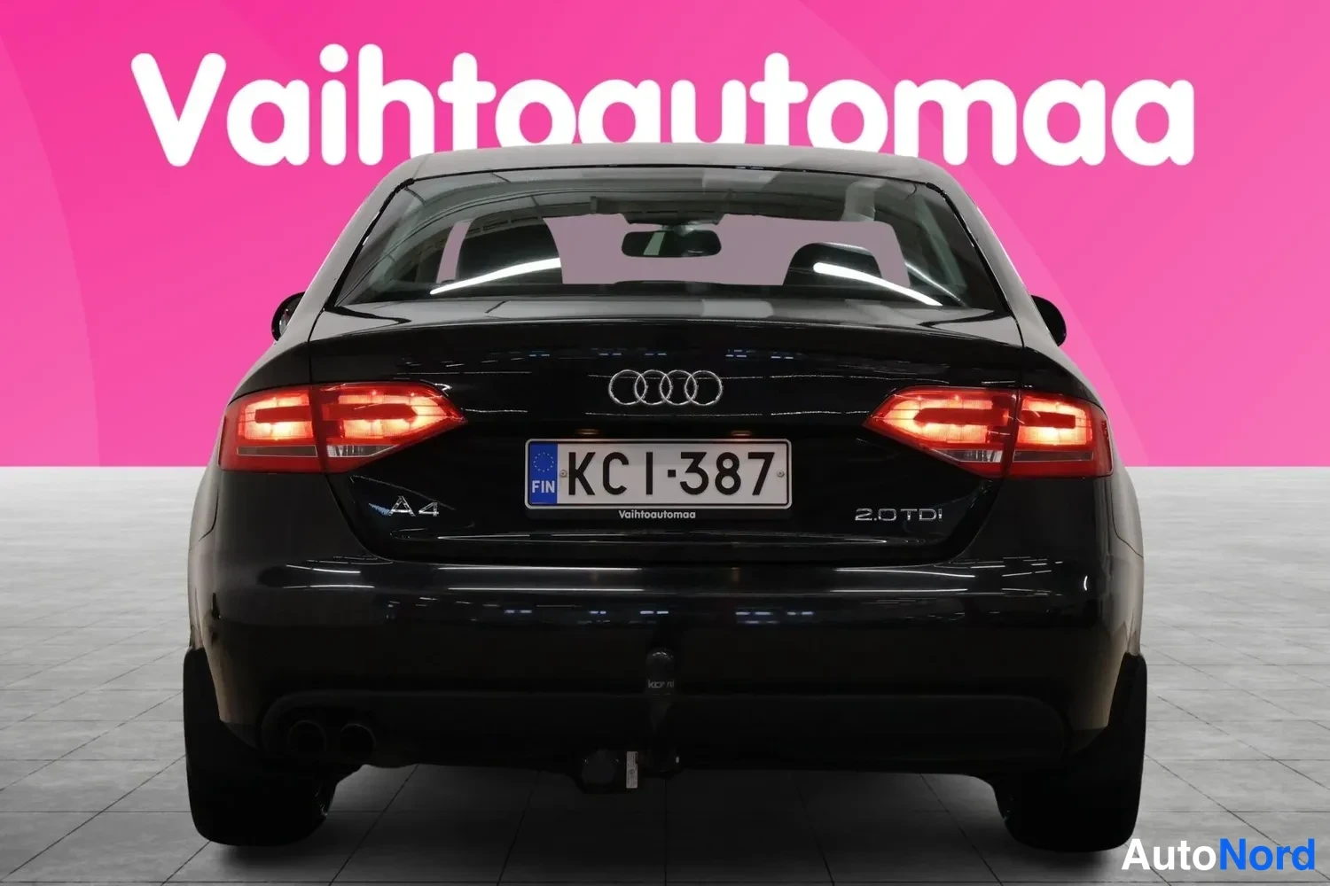 Takaa: Auton takapää suoraan edestä, rekisterikilpi KC I-387 ja mallimerkinnät A4 ja 2.0 TDI