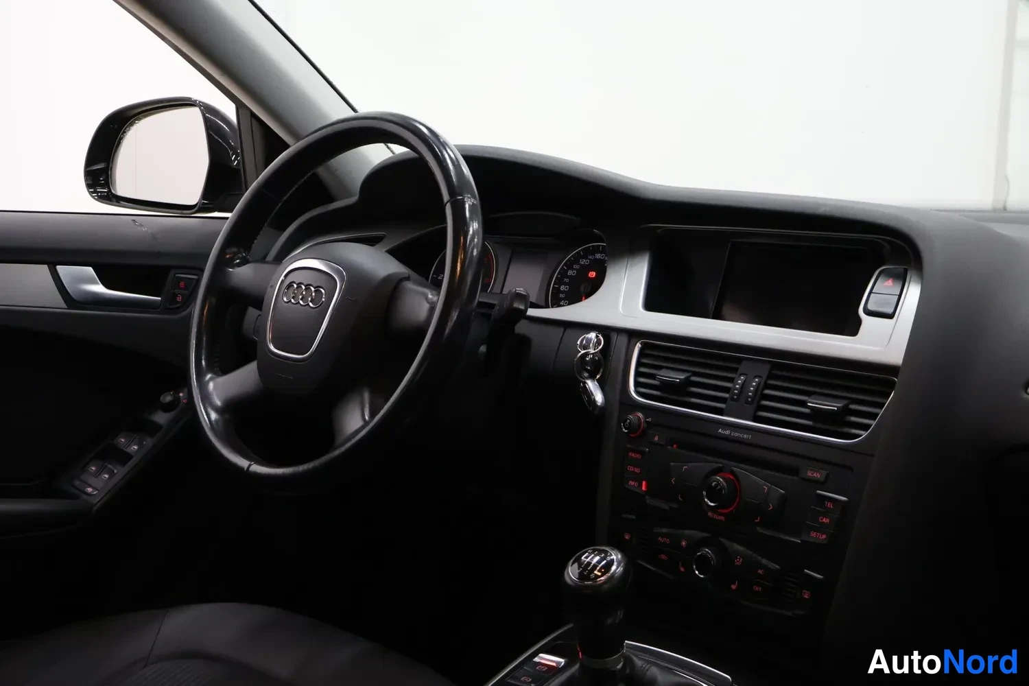 Muu: Kuljettajan puolen sisäkuva: Audi-ohjauspyörä, analogiset mittarit, keskitunnelin radio- ja ilmastointiautomaation säätimet sekä manuaalivaihteiston vaihdekeksi