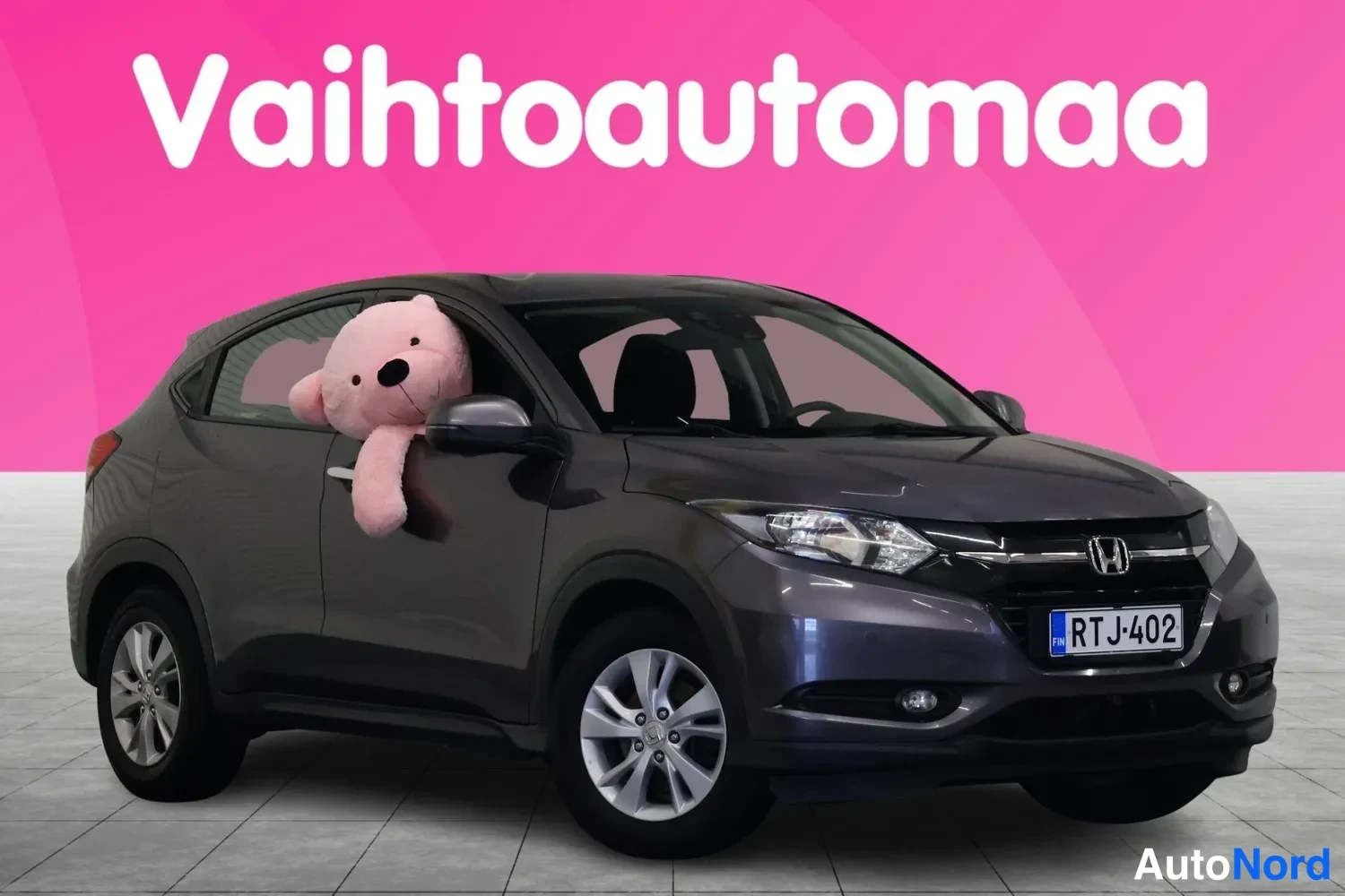 Etuviisto, nokka oikealle: Honda HR-V etukulmakuva vasemmalle taakse, tummanharmaa kori, rekisteritunnus.