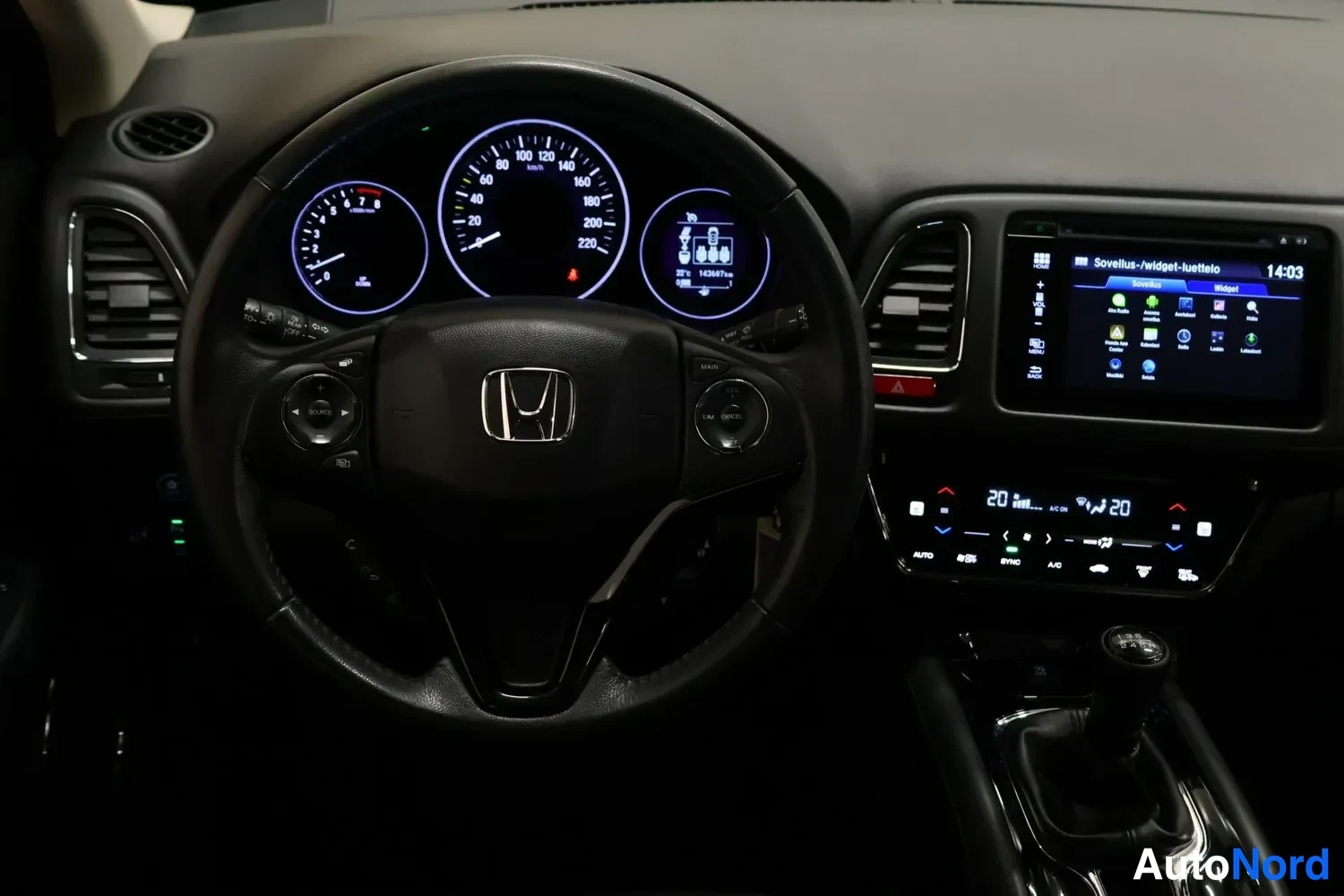 Muu: Honda HR-V:n ohjaamo: rattipöytä, mittaristo ja kosketusnäyttö.
