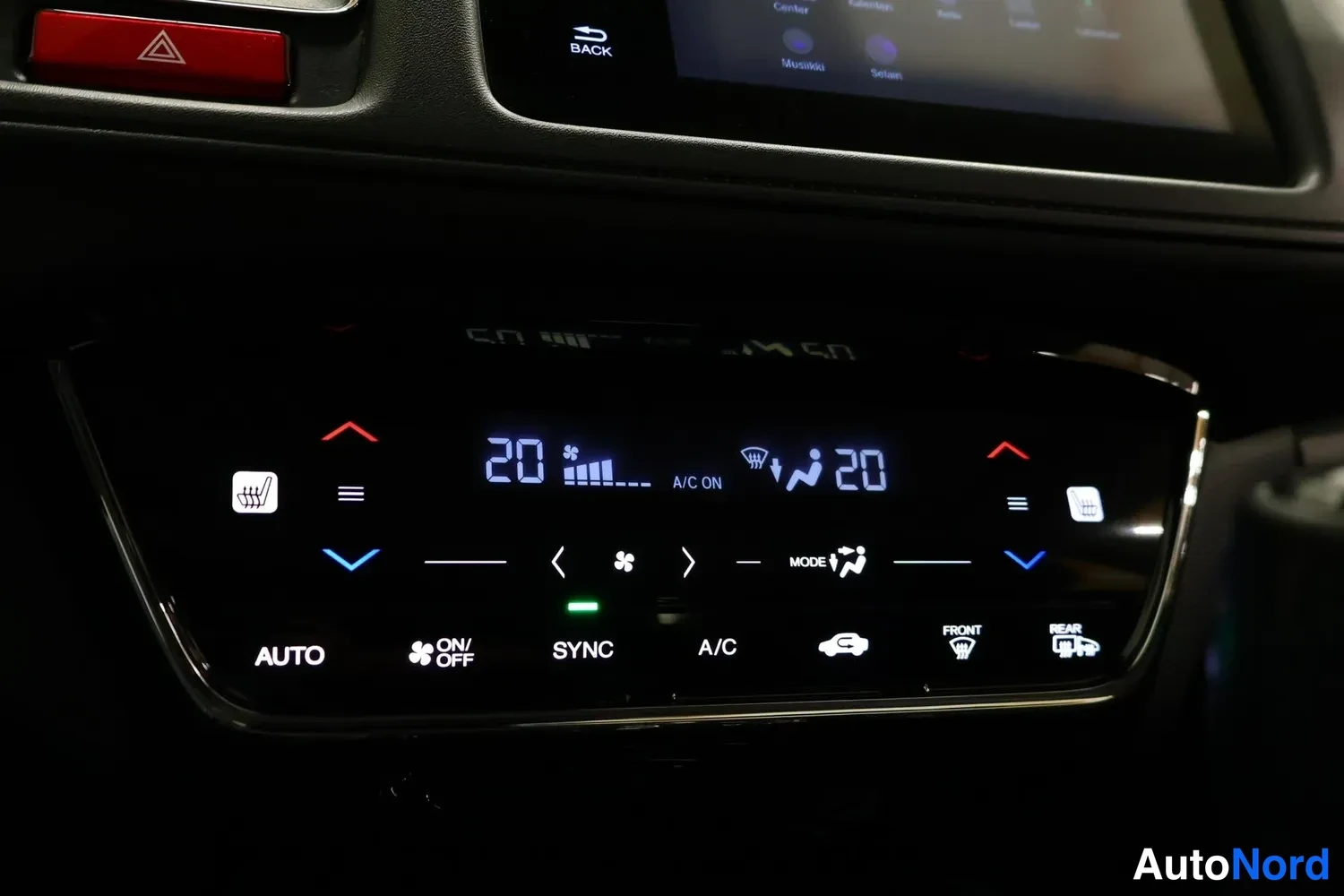 Yksityiskohta: Automatisoitu ilmastointipaneeli näytöllä 20 ja 20, A/C ON, AUTO, ON/OFF, SYNC, A/C, REAR ja FRONT -toiminnot
