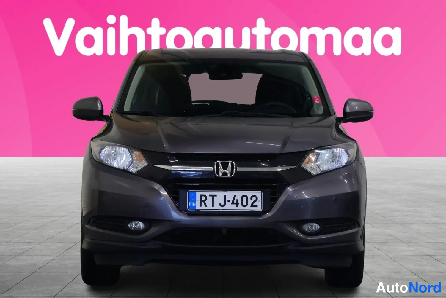 Edestä: Honda HR-V suora etukuva, tummanharmaa kori, rekisteritunnus.