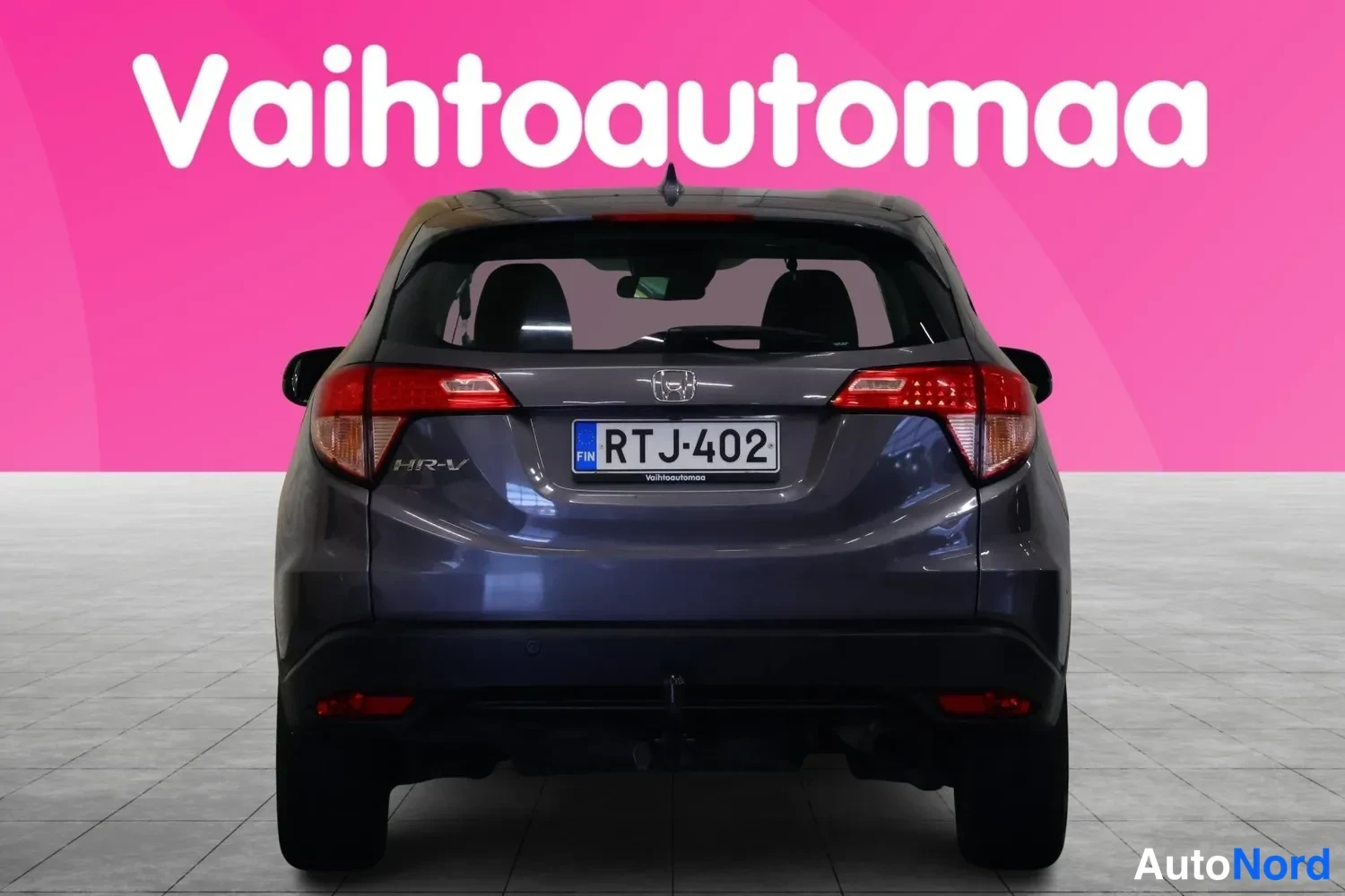 Takaa: Auton takaosa suoraan takaa, punaiset takavalot, rekisteri, HR-V-merkintä.