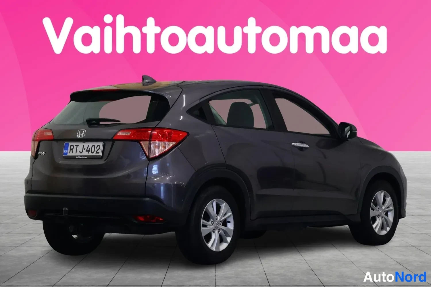 Takaviisto: Honda HR-V:n takakolmannesvaunu kuvattuna takaa vasemmalta, tummanharmaa kori.