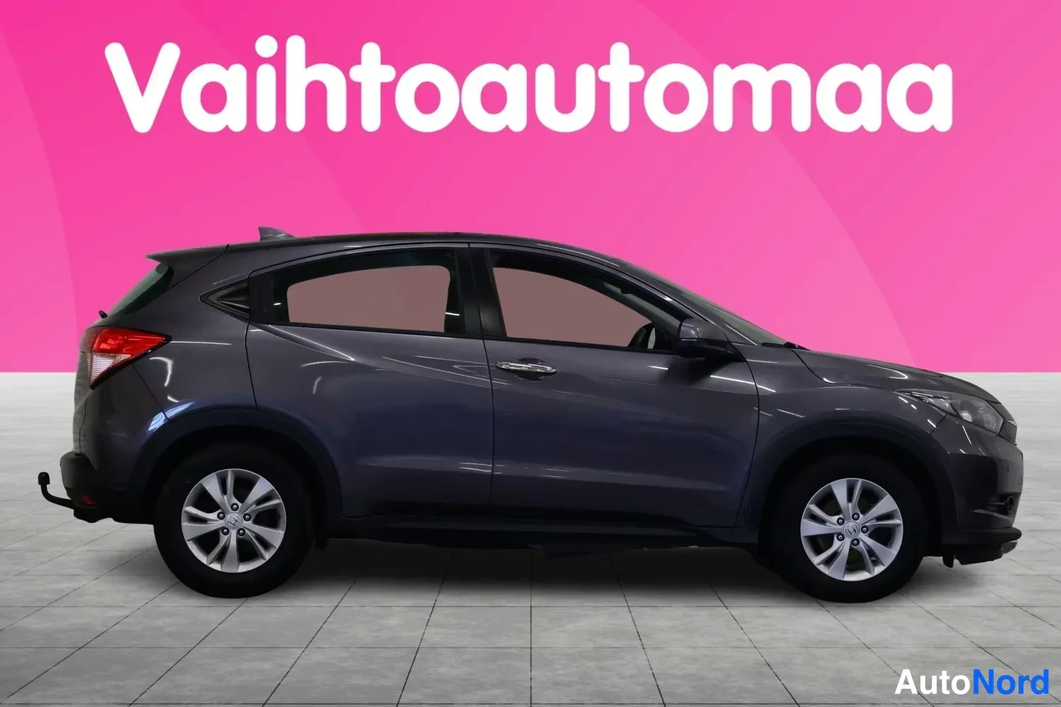 Etuviisto, nokka oikealle: Honda HR-V:n sivukolmannesvaunu kuvattuna kyljestä, tummanharmaa kori.