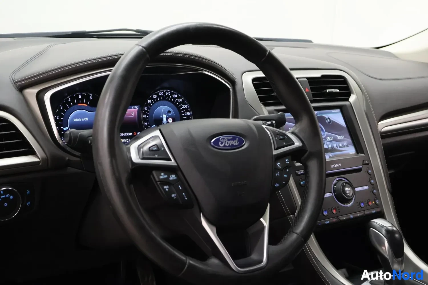 Muu: Kuljettajan näkymä: Ford-ohjauspyörä, mittaristo ja Sony-multimediajärjestelmän näyttö