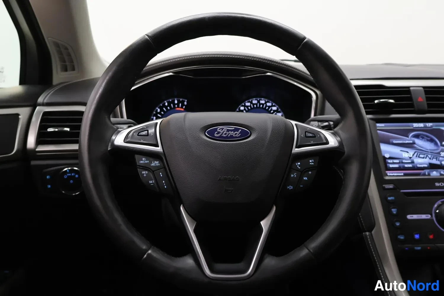 Muu: Ohjaamon sisäkuva: Ford-merkkinen ohjauspyörä, mittaristo ja kosketusnäytöllä varustettu keskinäytö.