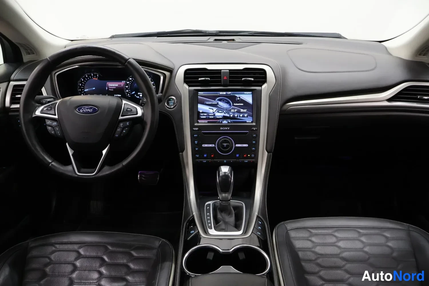 Muu: Etupenkki ja kojelauta Ford-monivaihteistovalitsimella, Sony-kosketusnäytöllä ja mittaristolla.
