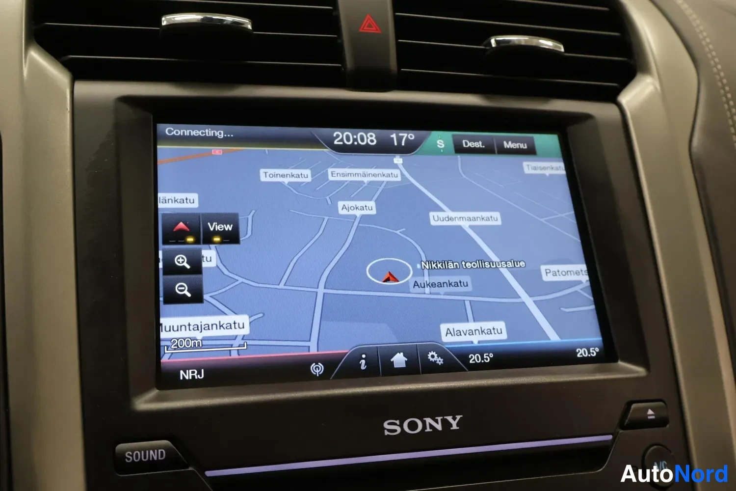 Muu: Keskikonsolin navigaatiokartta Sonyn infotainment-järjestelmässä, näkyvissä katuja ja aikaa 20:08.