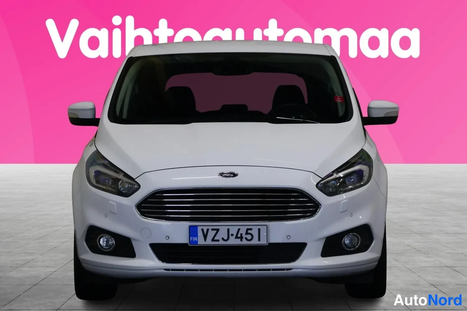 Edestä: Ford S-MAX, valkoinen auto suoraan edestä kuvattuna, rekisteritunnus.