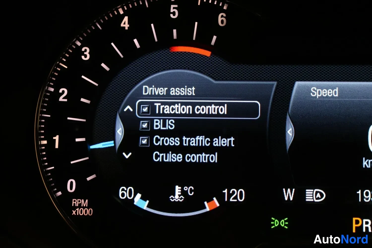 Yksityiskohta: Mittariston lähikuva: Driver assist -valikko, jossa Traction control, BLIS, Cross traffic alert ja Cruise control valittuina.