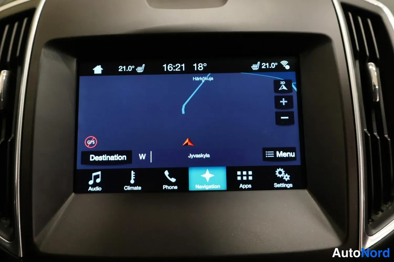 Yksityiskohta: Kojelaudan näyttö näyttää navigointikarttaa Jyväskylän alueella; valikossa Audio, Climate, Phone, Navigation, Apps ja Settings.