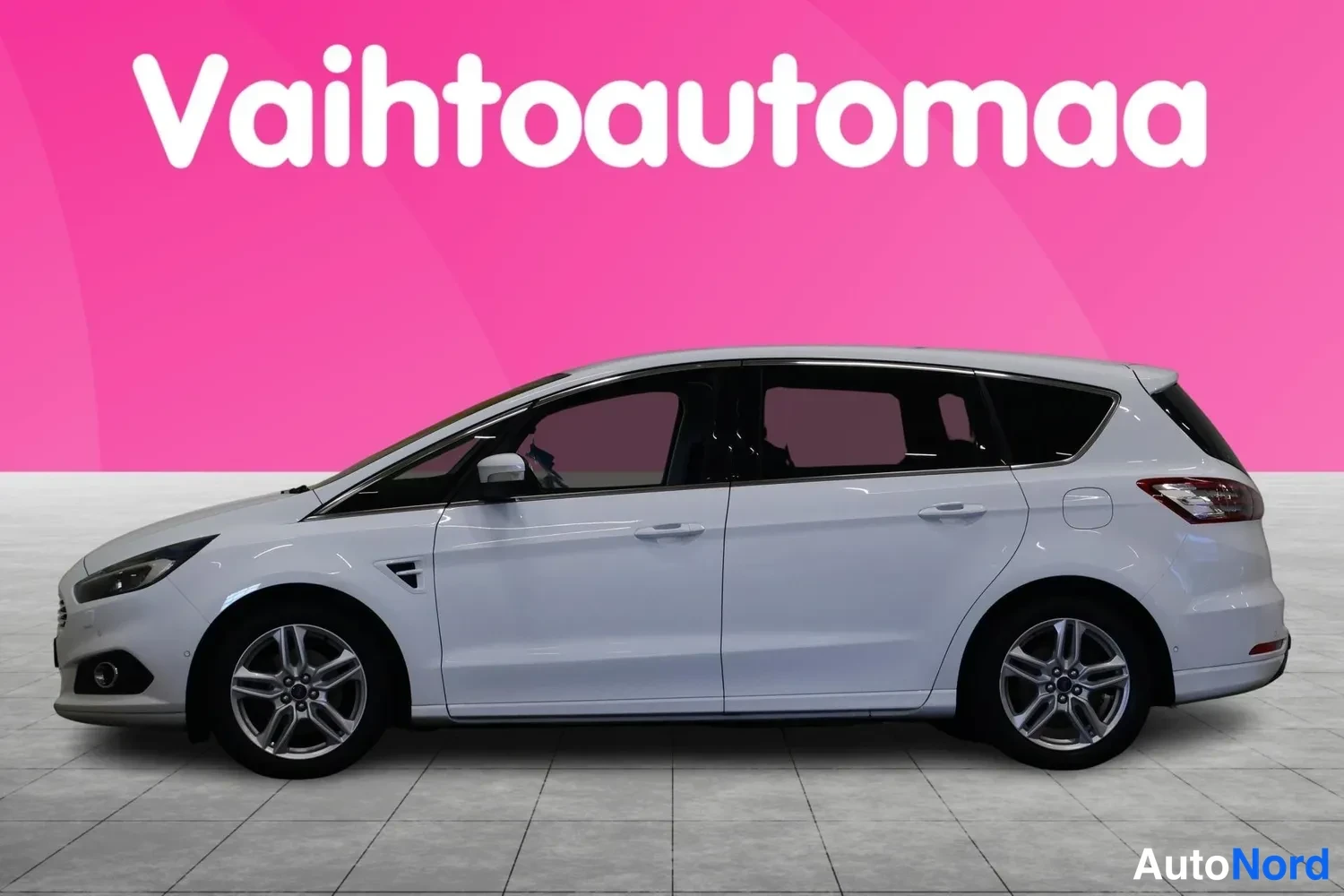 Etuviisto, nokka vasemmalle: Ford S-MAX, valkoinen auto sivulta etunurkasta kuvattuna, tummat takaikkunat.