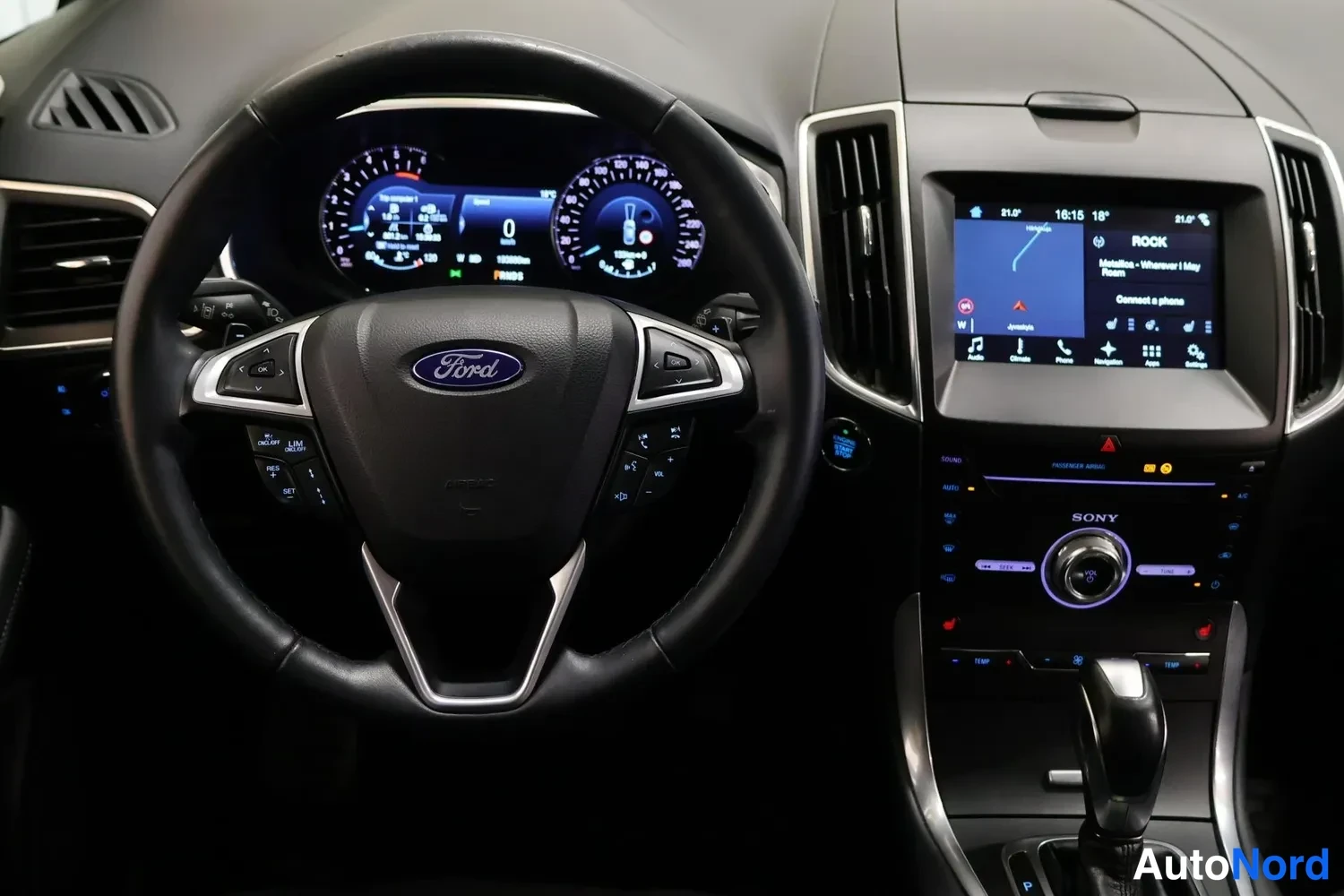 Edestä: Ohjaamo Ford-ohjauspyörä, digitaaliset mittarit ja kosketusnäytöllinen SONY-viihdejärjestelmä.