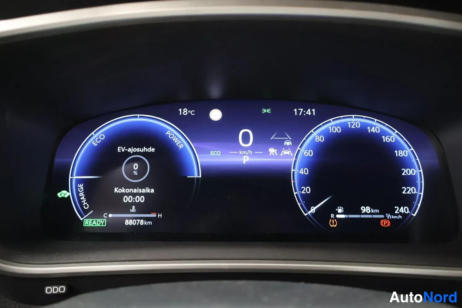 Etuviisto, nokka vasemmalle: Digitaalinen mittaristo lähikuvassa: nopeusmittari 0 km/h, vaihde P, READY-merkki, ECO-tilan osoitin, polttoaineen määrä 98 km, matkamittari 88078 km s
