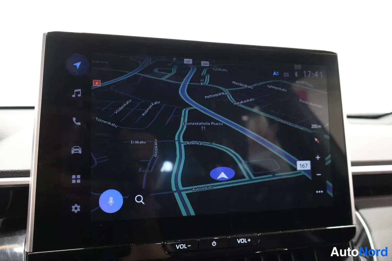 Ohjaamo: Car infotainment screen displaying a navigation map view in Finnish.