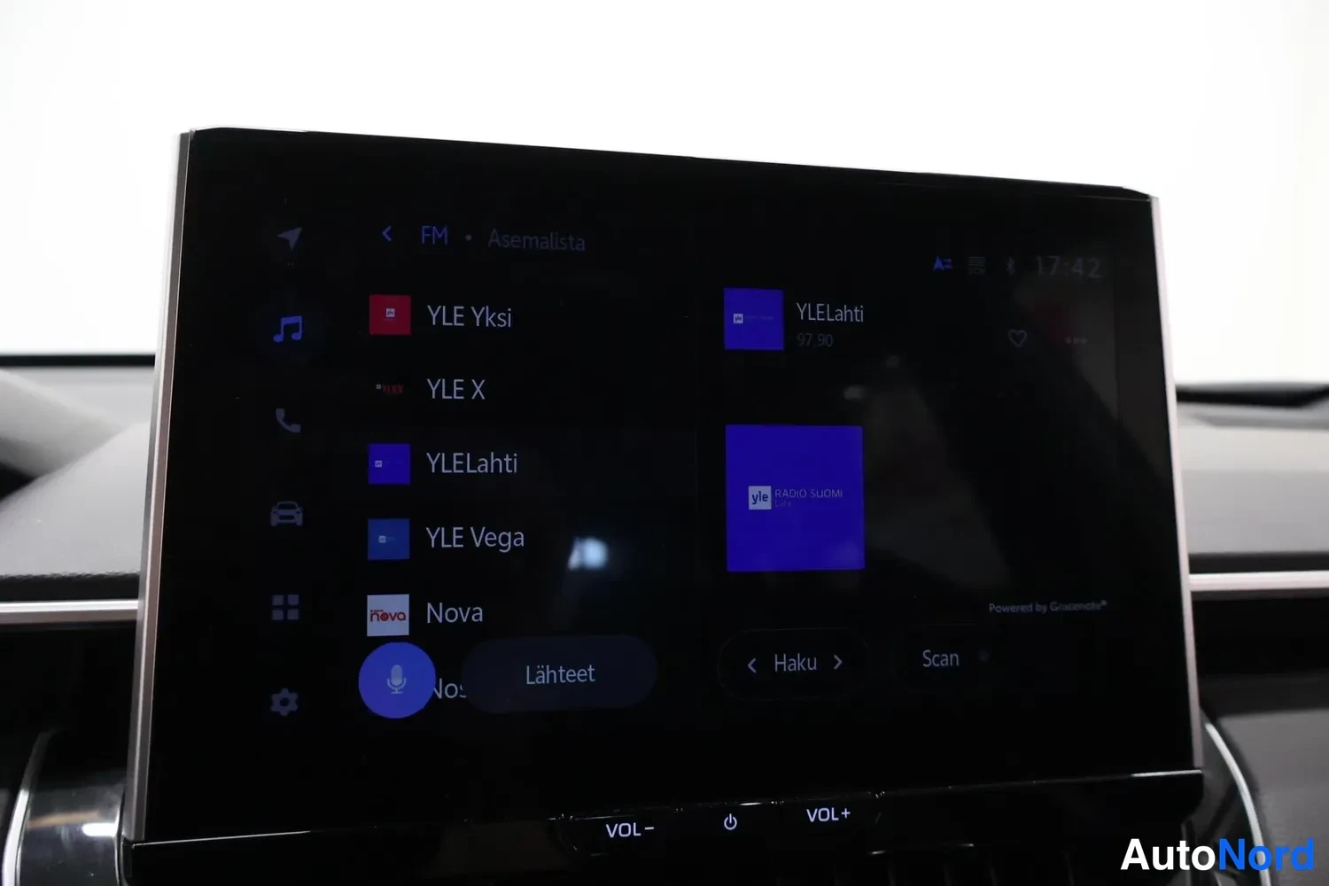 Ohjaamo: Infotainment screen showing radio station list in Finnish.