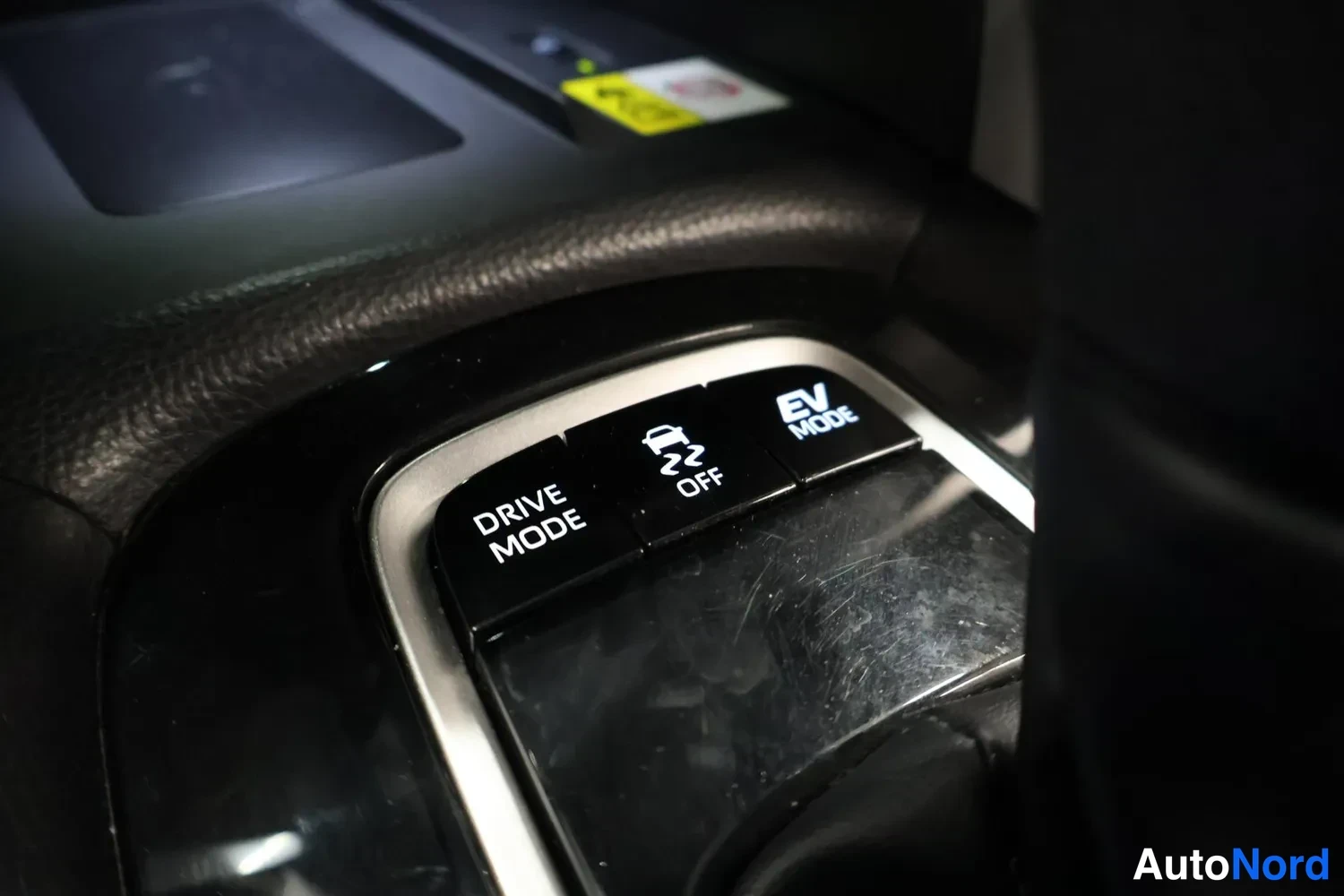 Yksityiskohta: Keskikonsolin napit DRIVE MODE, ajotapakytkin OFF ja EV MODE.