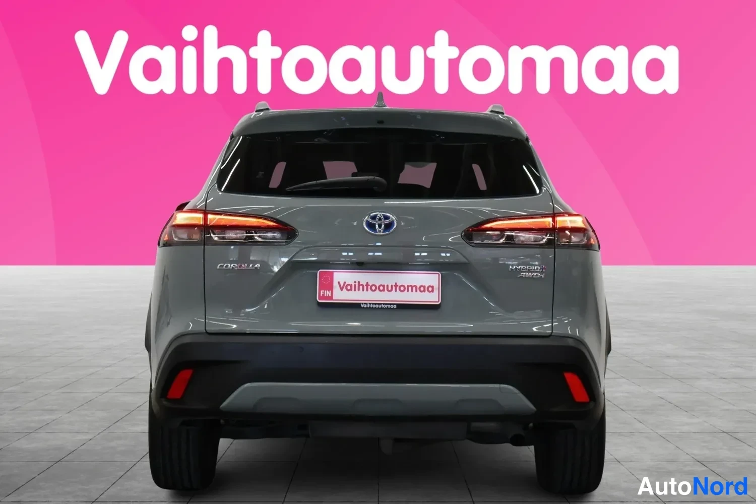 Takaa: Auton takanäkö suoraan takaa; tummanharmaa crossover, Hyundai-tyyliset takavalot ja takapuskuri näkyvissä.