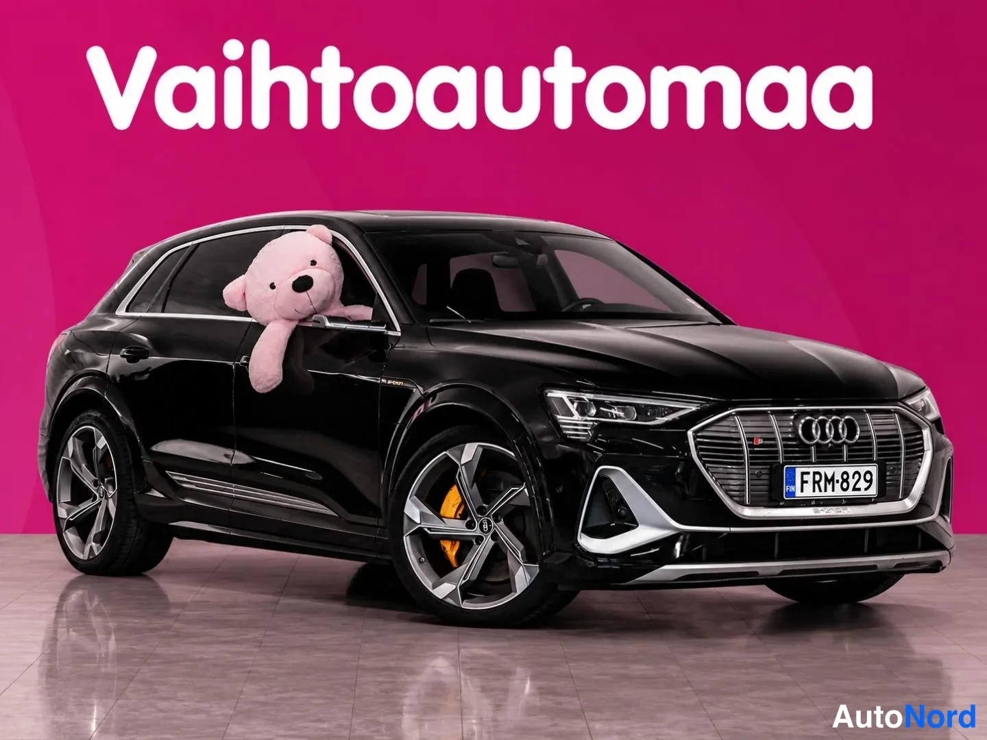 Etuviisto, nokka oikealle: Musta Audi etuosa kolmivartaloasennossa oikealta päin, rekisteritunnus.