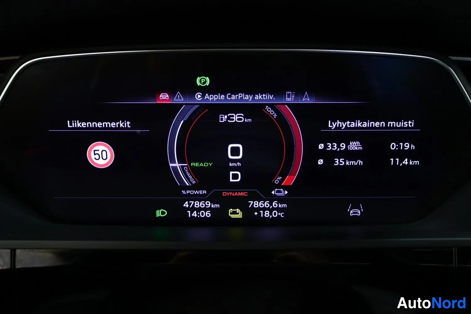 Muu: Digitaalinen mittaristö näyttää matkamittarin 47869 km, vaihteen D, 100 % lataustason sekä kulutustiedot 33,9 kWh/100 km.