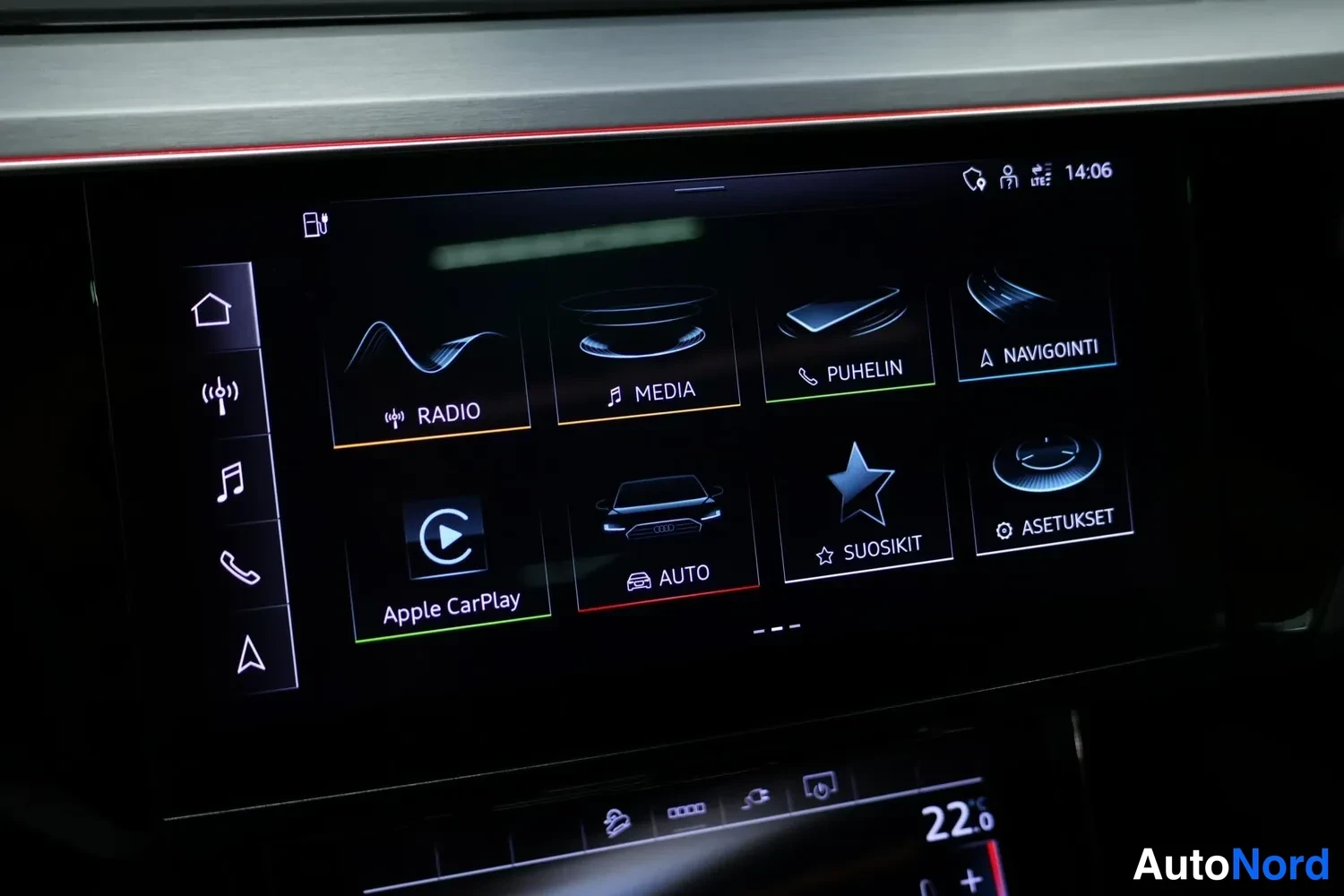 Muu: Keskikonsolan kosketusnäyttö ohjelmavalikoimalla Radio, Media, Puhelin, Navigointi, Apple CarPlay, Auto, Suosikit ja Asetukset; lämpötilanäyttö 22 asteet alareu