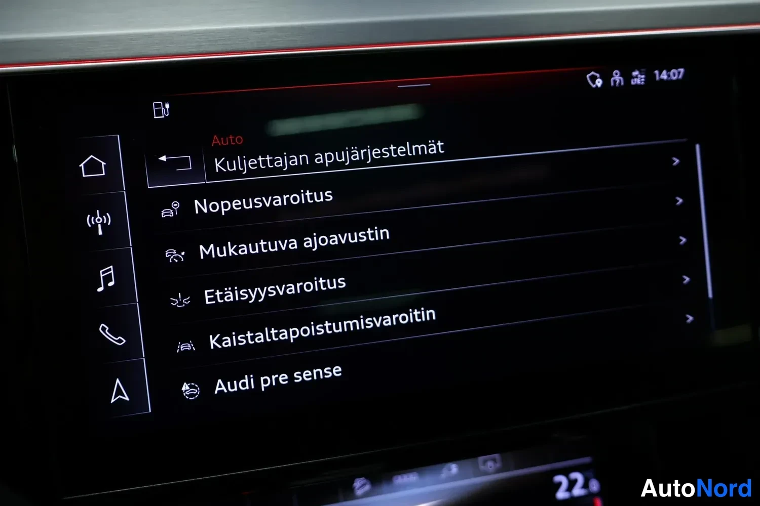 Muu: Center displayin valikko Kuljettajan apujärjestelmät: nopeusvaroitus, mukautuva ajoavustin, etäisyysvaroitus, kaistalta poistumisvaroitin, Audi pre sense.