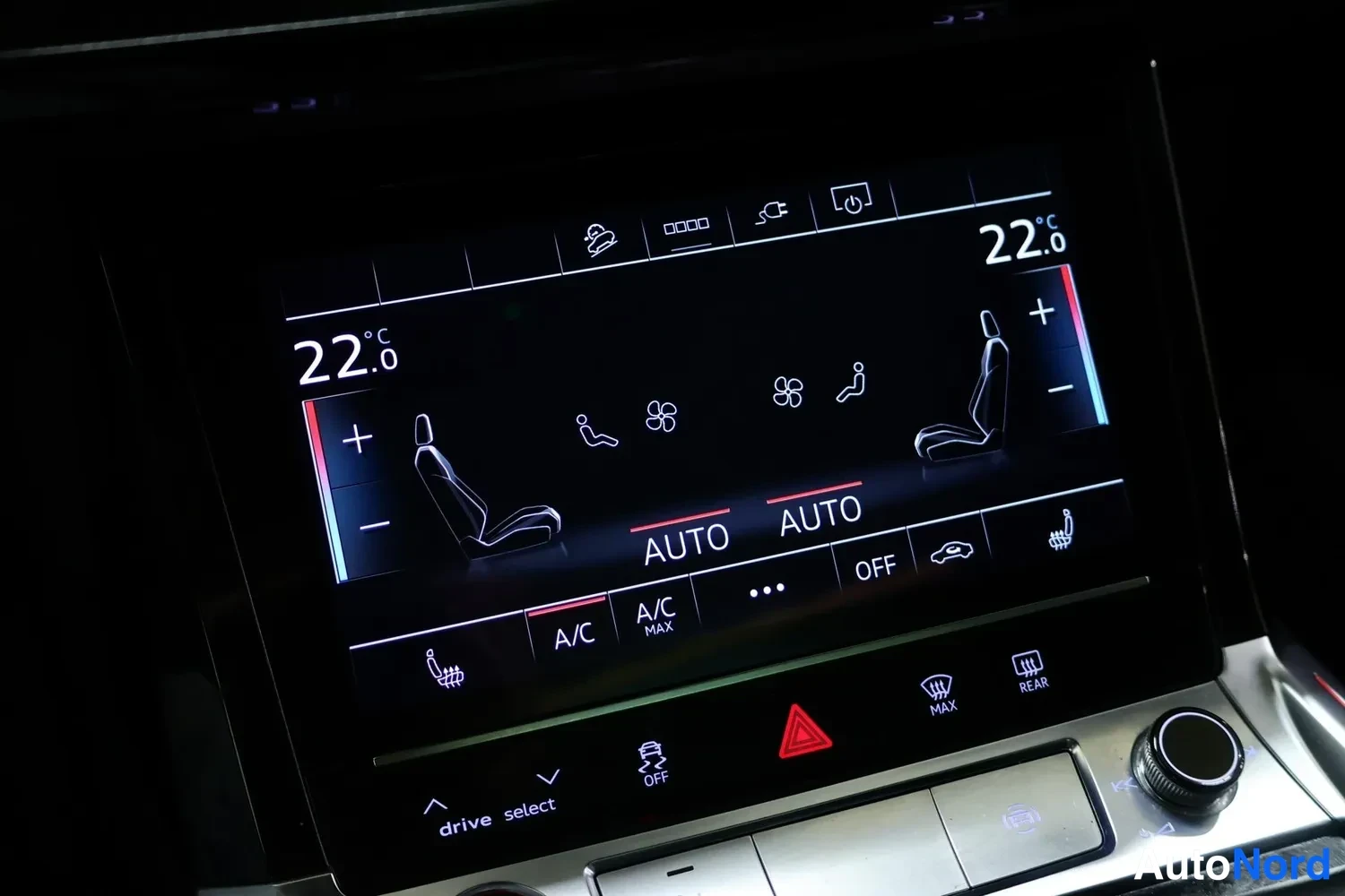 Muu: Center displayin ilmastointivalikko, lämpötilat 22 °C molemmilla puolilla, A/C ja AUTO-valinnat, drive select -painike alla.